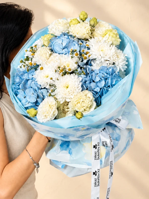 Букет "Daisy" — «Daisy» — нежный букет из 3 эустом, 3 гортензий и 2 хризантем.